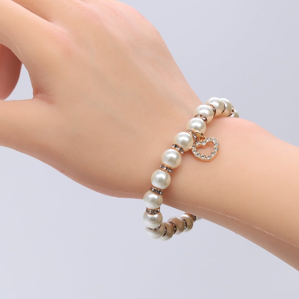 Beautiful Pearl bracelet with Rhinestones and heart pendant. - Picture 2 of 5